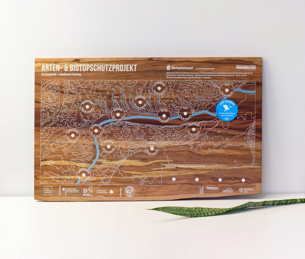 Holztafel Design mit topografischer Karte als Auszeichnung für Arten- & Biotopschutz