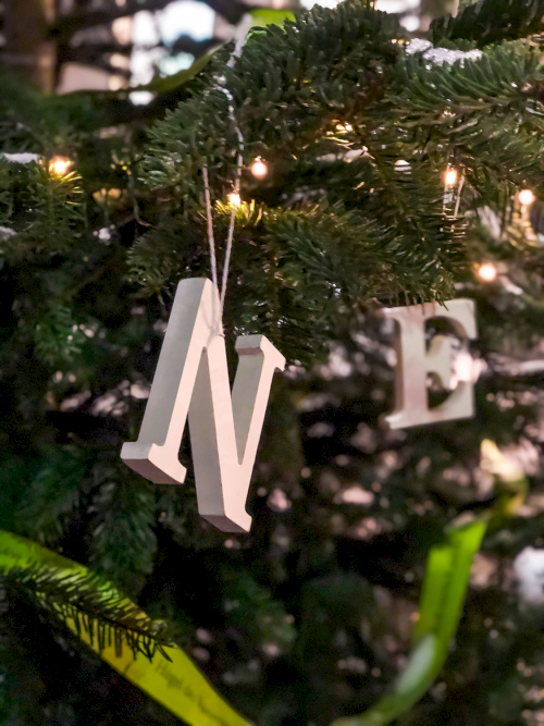 Geschmückter Weihnachtsbaum für Weihnachtsgrüße der typneun Agentur