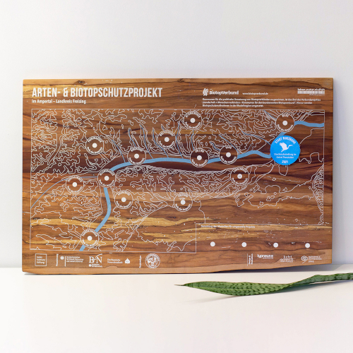 Holztafel mit Design von typneun für das Biotopschutzprojekt in Freising