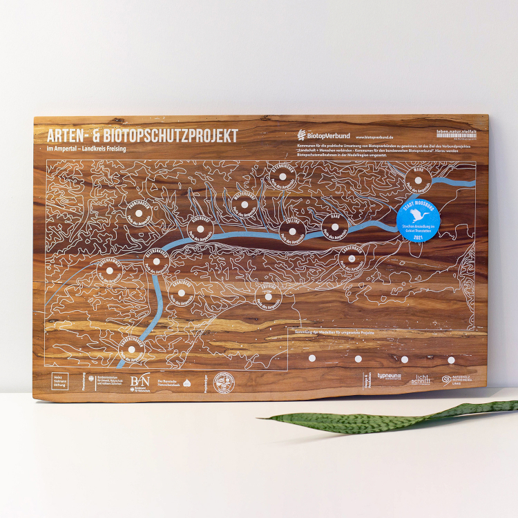 Holztafel mit Design von typneun für das Biotopschutzprojekt in Freising