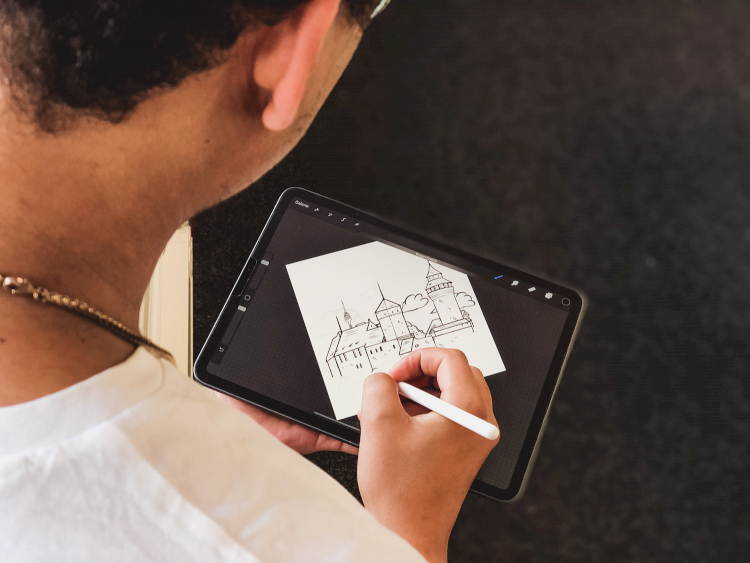 Mitarbeiter bei der Gestaltung einer neuen digitalen Illustration auf einem Tablet