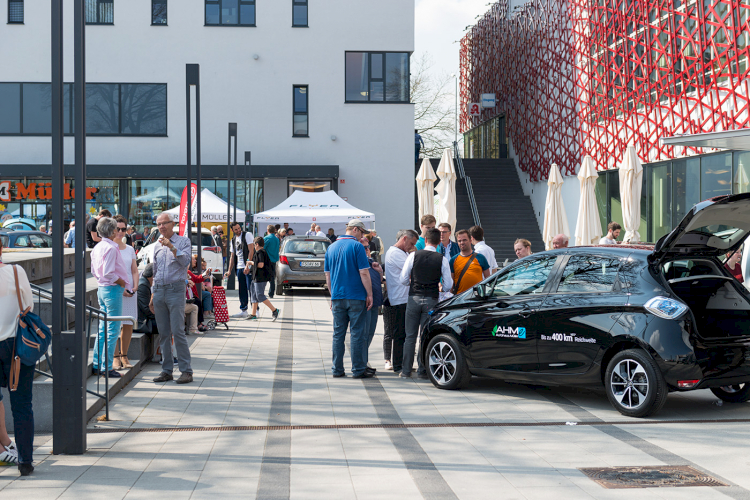 Der Tag der Elektromobilität in Freising lockt zahlreiche Besucher & Unternehmer an