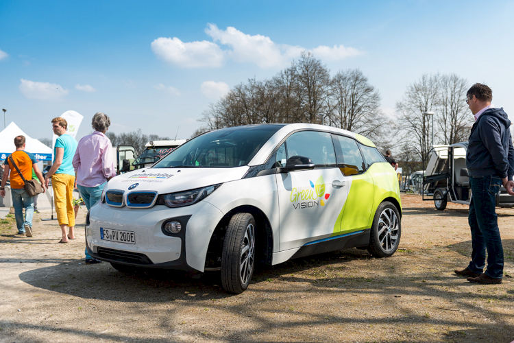 E-Autos auf dem Tag der Elektromobilität in Freising