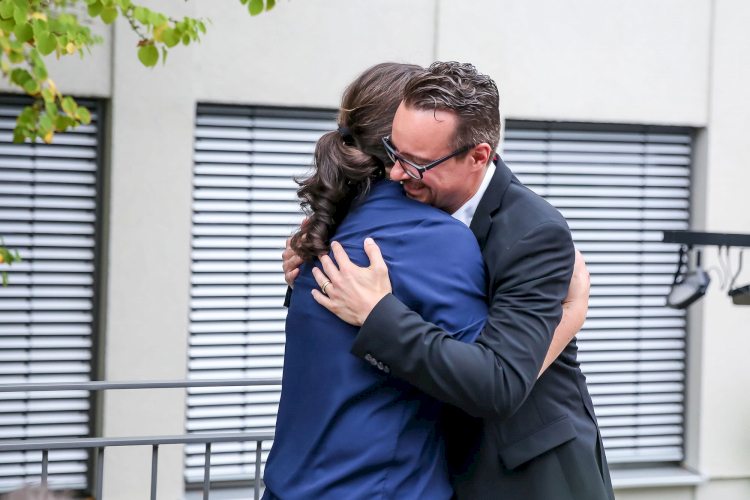 Stefan Manhart umarmt seine Frau auf dem 15. Firmenjubiläum seiner Werbeagentur typneun