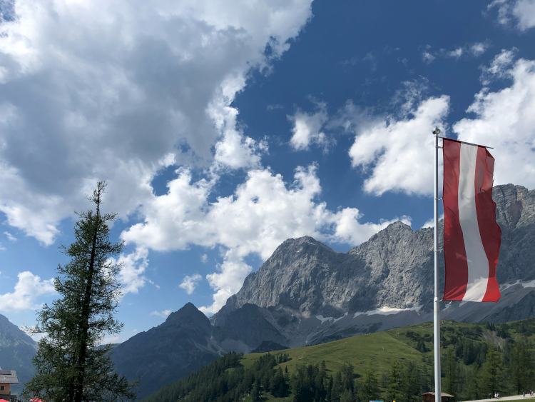 typneun Firmenausflug: Foto der Flagge Österreichs in Filzmoos