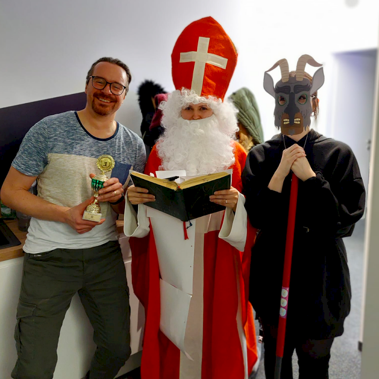 Nikolaus und Krampus mit typneun Gründer Stefan Manhart auf der Weihnachtsfeier