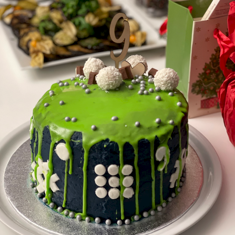 Selbstgemachte Torte in Blau und Grün für die typneun Weihnachtsfeier