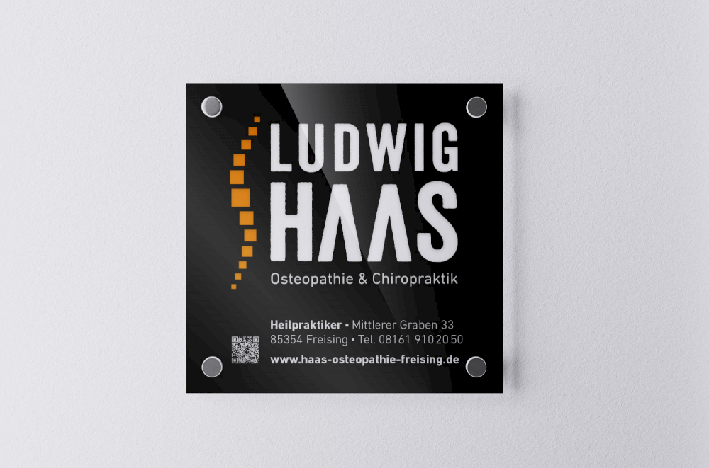 Design für Beschilderung mit großem Logo von Ludwig Haas Osteopathie in Freising